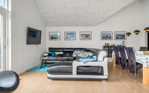 Sunna - 1.2Km from the Sea: Interieur Ontwerp, Bankstel, Hout, Flooring, Plafond, Woonkamer, Verdieping, Meubilair, Verlichting