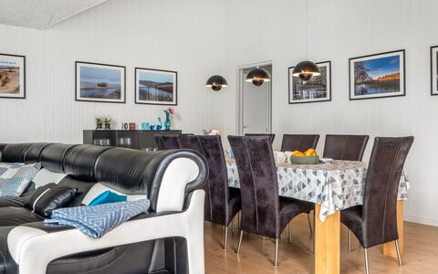 Sunna - 1.2Km from the Sea: Meubilair, Interieur Ontwerp, Bankstel, Flooring, Plafond, Verdieping, Kamer, Woonkamer, Huis, Verlichting