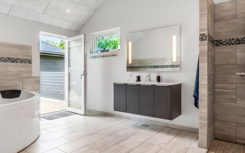 Sunna - 1.2Km from the Sea: Flooring, Interieur Ontwerp, Loodgieterswerkinrichting, Verdieping, Badkamer, Wastafel, Badkamerkast, Kraan, Tegel, Loodgieter