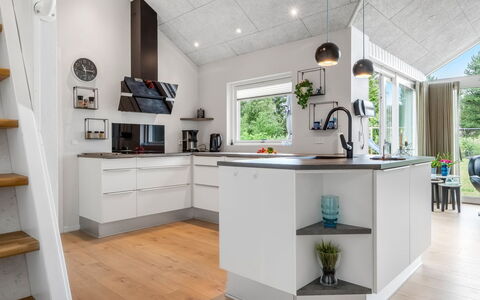 Sunna - 1.2Km from the Sea: Flooring, Interieur Ontwerp, Keuken, Countertop, Meubilair, Plafond, Hout, Lichte Inrichting, Verdieping, Toestel Van De Keuken