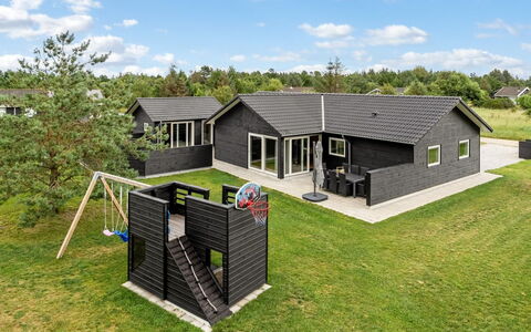 Frederikke - 990M from the Sea: Blauw, Struik, Verblijf, Groundcover, Tuin, Landgoed, Schaduw, Landscaping, Boerderij, Eco Hotel