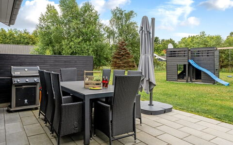 Frederikke - 990M from the Sea: Blauw, Struik, Verblijf, Groundcover, Tuin, Landgoed, Schaduw, Landscaping, Boerderij, Eco Hotel
