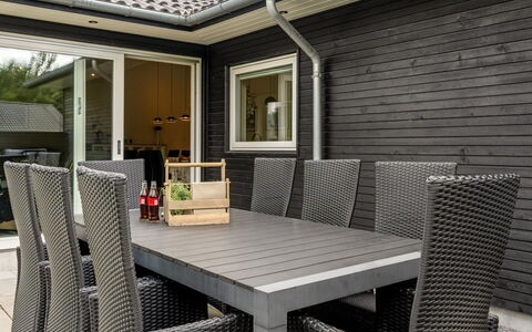Frederikke - 990M from the Sea: Blauw, Struik, Verblijf, Groundcover, Tuin, Landgoed, Schaduw, Landscaping, Boerderij, Eco Hotel