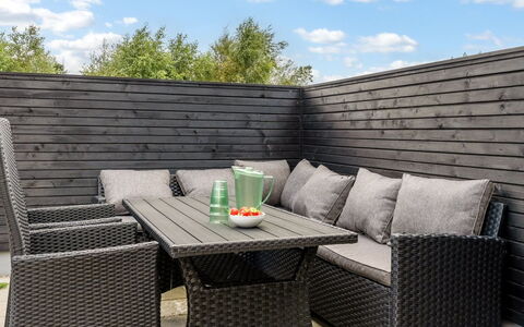 Frederikke - 990M from the Sea: Blauw, Struik, Verblijf, Groundcover, Tuin, Landgoed, Schaduw, Landscaping, Boerderij, Eco Hotel