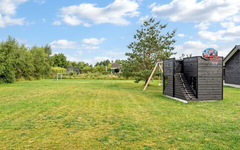 Frederikke - 990M from the Sea: Blauw, Struik, Verblijf, Groundcover, Tuin, Landgoed, Schaduw, Landscaping, Boerderij, Eco Hotel