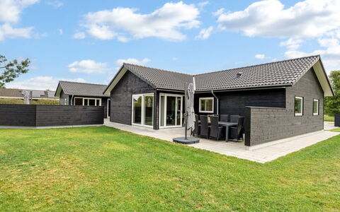 Frederikke - 990M from the Sea: Blauw, Struik, Verblijf, Groundcover, Tuin, Landgoed, Schaduw, Landscaping, Boerderij, Eco Hotel