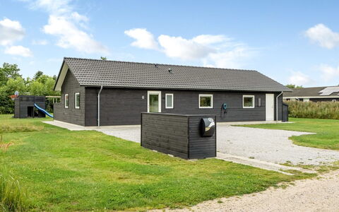 Frederikke - 990M from the Sea: Blauw, Struik, Verblijf, Groundcover, Tuin, Landgoed, Schaduw, Landscaping, Boerderij, Eco Hotel
