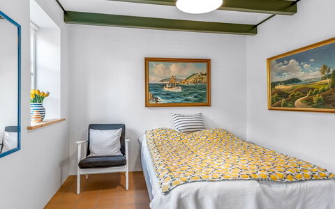 Rami - 250M from the Sea: Slaapkamer, Bed, Interieur Ontwerp, Muur, Meubilair, Laken, Bedding, Verdieping, Hout, Flooring