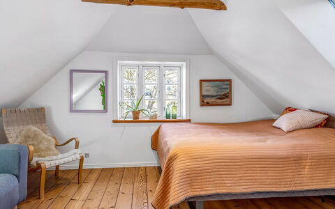 Rami - 250M from the Sea: Interieur Ontwerp, Meubilair, Bed, Slaapkamer, Flooring, Muur, Verdieping, Hout, Plafond, Kamer