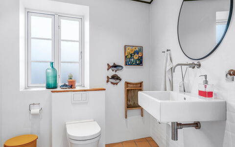 Rami - 250M from the Sea: Badkamer, Loodgieterswerkinrichting, Wc Bril, Toilet, Interieur Ontwerp, Flooring, Wastafel, Verdieping, Kraan, Loodgieter
