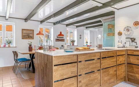 Rami - 250M from the Sea: Meubilair, Hout, Flooring, Keuken, Countertop, Interieur Ontwerp, Cabinetry, Plafond, Verdieping, Houten Vloer