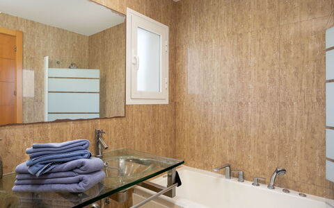 Estepona 657: Muur, Flooring, Loodgieterswerkinrichting, Hout, Verdieping, Interieur Ontwerp, Wastafel, Badkamer, Loodgieter, Kraan