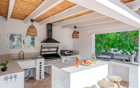 Sierra Pinos Plus: Woongebied, Struik, Huis, Tuin, Huis, Land Lot, Dak, Schaduw, Gazon