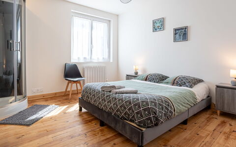 La Maison du Phare: Woongebied, Struik, Huis, Tuin, Huis, Land Lot, Dak, Schaduw, Gazon