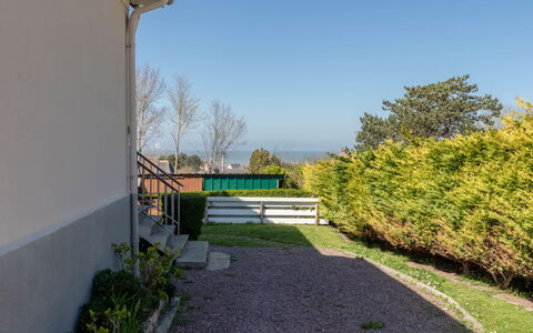 La Maison du Phare: Woongebied, Struik, Huis, Tuin, Huis, Land Lot, Dak, Schaduw, Gazon