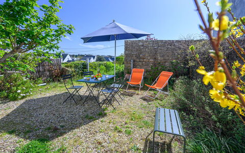 Le Verger: Woongebied, Struik, Huis, Tuin, Huis, Land Lot, Dak, Schaduw, Gazon