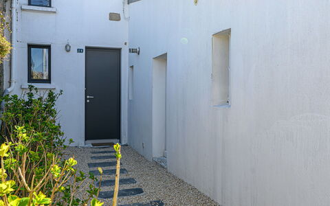 Le Verger: Woongebied, Struik, Huis, Tuin, Huis, Land Lot, Dak, Schaduw, Gazon