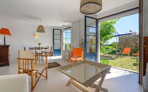 Le Verger: Woongebied, Struik, Huis, Tuin, Huis, Land Lot, Dak, Schaduw, Gazon