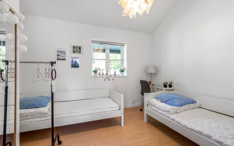 Christin - 275M from the Sea: Interieur Ontwerp, Flooring, Verdieping, Muur, Meubilair, Plafond, Hout, Slaapkamer, Houten Vloer, Bed