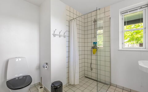 Christin - 275M from the Sea: Flooring, Loodgieterswerkinrichting, Verdieping, Badkamer, Interieur Ontwerp, Toilet, Wc Bril, Loodgieter, Plafond, Samengesteld Materiaal