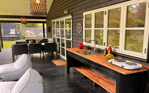 Christin - 275M from the Sea: Meubilair, Buitenmeubels, Tableware, Tafel, Drinkware, Stoel, Buitentafel, Voedsel, Fles