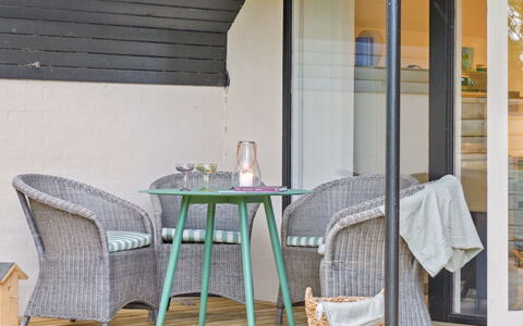 Estefania - 1Km from the Sea: Gebouw, Huis, Venster, Huis, Dak, Woongebied, Struik, Verblijf, Land Lot