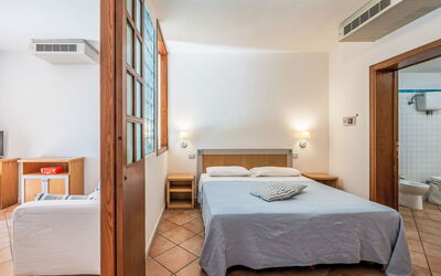 La Rocca 120.1: Plafond, Appartement, Slaapkamer, Bed, Bed Frame, Toevlucht, Bedding, Stoel, Hotel, Cabinetry