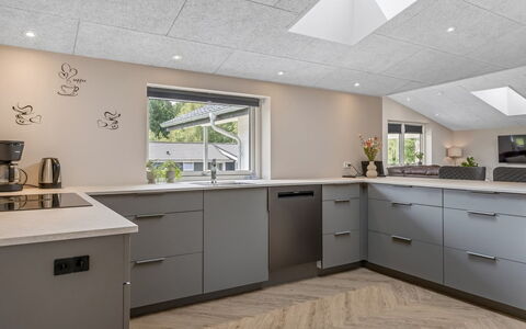 Alvira - 30Km from the Sea: Keuken, Flooring, Plafond, Countertop, Interieur Ontwerp, Verdieping, Cabinetry, Lichte Inrichting, Major Appliance, Toestel Van De Keuken