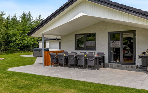 Alvira - 30Km from the Sea: Dak, Huis, Siding, Verblijf, Schaduw, Buitenmeubels, Garden Gebouwen, Veranda, Landgoed, Outdoor Structuur