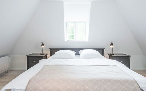 Kleine Reetdachkate: Bed, Slaapkamer, Interieur Ontwerp, Flooring, Hout, Bedding, Plafond, Laken, Meubilair, Verdieping