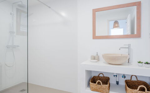 Cofitsa Plus: Loodgieterswerkinrichting, Interieur Ontwerp, Badkamer, Flooring, Verdieping, Badkamerkast, Loodgieter, Kraan, Plafond, Wastafel