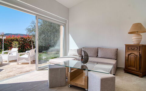 Villa Mehdaeve: Meubilair, Interieur Ontwerp, Flooring, Hout, Plafond, Verdieping, Stoel, Tafel, Appartement, Verlichting