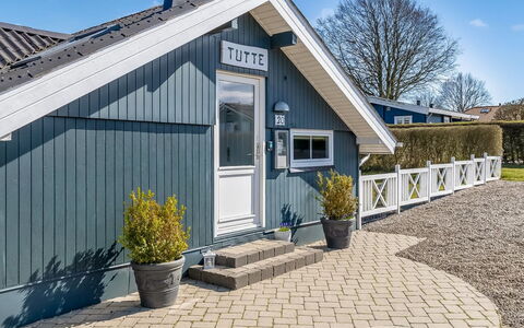Aika - 450M from the Sea: Hout, Dak, Huis, Huis, Architectuur, Siding, Land Lot, Verblijf, Schuur, Garden Gebouwen