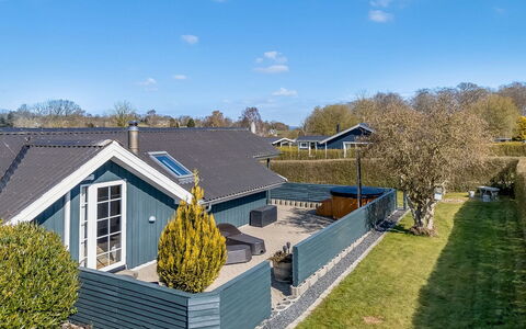 Aika - 450M from the Sea: Hout, Dak, Huis, Huis, Architectuur, Siding, Land Lot, Verblijf, Schuur, Garden Gebouwen