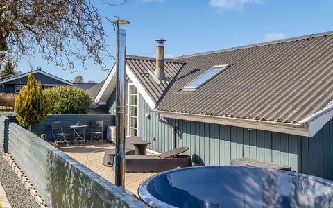 Aika - 450M from the Sea: Hout, Dak, Huis, Huis, Architectuur, Siding, Land Lot, Verblijf, Schuur, Garden Gebouwen