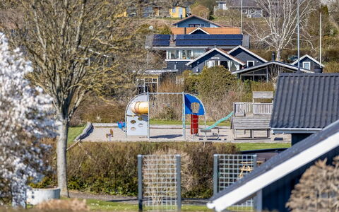 Aika - 450M from the Sea: Hout, Dak, Huis, Huis, Architectuur, Siding, Land Lot, Verblijf, Schuur, Garden Gebouwen
