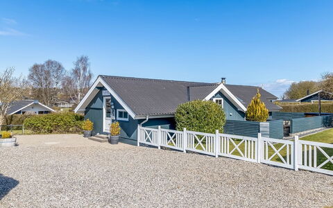 Aika - 450M from the Sea: Hout, Dak, Huis, Huis, Architectuur, Siding, Land Lot, Verblijf, Schuur, Garden Gebouwen