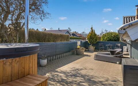 Aika - 450M from the Sea: Hout, Dak, Huis, Huis, Architectuur, Siding, Land Lot, Verblijf, Schuur, Garden Gebouwen
