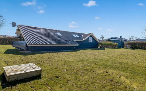 Aika - 450M from the Sea: Hout, Dak, Huis, Huis, Architectuur, Siding, Land Lot, Verblijf, Schuur, Garden Gebouwen