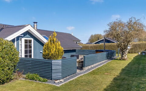 Aika - 450M from the Sea: Hout, Dak, Huis, Huis, Architectuur, Siding, Land Lot, Verblijf, Schuur, Garden Gebouwen