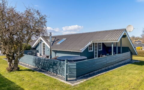 Aika - 450M from the Sea: Hout, Dak, Huis, Huis, Architectuur, Siding, Land Lot, Verblijf, Schuur, Garden Gebouwen