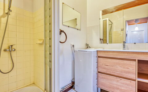 L'Étang: Flooring, Loodgieterswerkinrichting, Verdieping, Badkamer, Interieur Ontwerp, Loodgieter, Wastafel In De Badkamer, Spiegel, Samengesteld Materiaal, Tegel