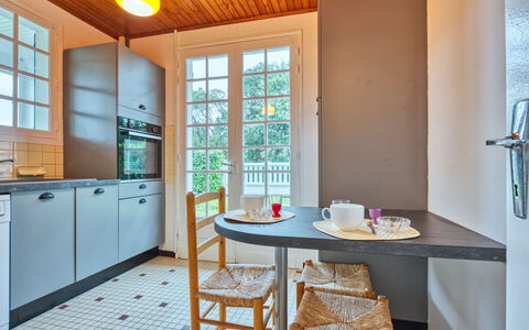 L'Étang: Flooring, Interieur Ontwerp, Keuken, Verdieping, Hout, Countertop, Meubilair, Plafond, Loodgieterswerkinrichting, Huis
