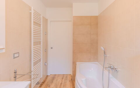 Dro 100: Flooring, Badkamer, Verdieping, Muur, Loodgieterswerkinrichting, Interieur Ontwerp, Hout, Loodgieter, Bad, Kraan