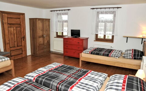 Lipno Garden and Relax: Meubilair, Bed, Slaapkamer, Hout, Flooring, Interieur Ontwerp, Laken, Bedding, Verdieping, Bed Frame