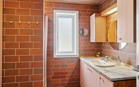 Taja - 170M from the Sea: Muur, Loodgieterswerkinrichting, Wastafel In De Badkamer, Flooring, Wastafel, Interieur Ontwerp, Badkamer, Badkamerkast, Verdieping, Kraan