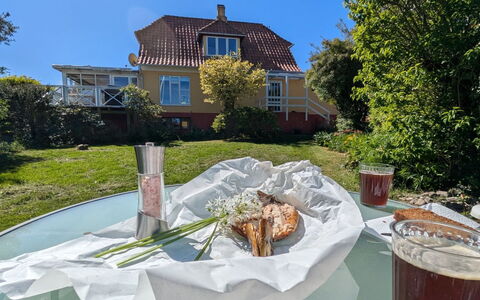 Taja - 170M from the Sea: Voedsel, Serveware, Werf, Buitenmeubels, Buitentafel, Backyard, Lunch