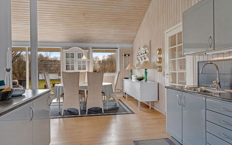 Tosti - 180M to the Fjord: Flooring, Interieur Ontwerp, Hout, Keuken, Plafond, Verdieping, Meubilair, Lichte Inrichting, Houten Vloer, Countertop