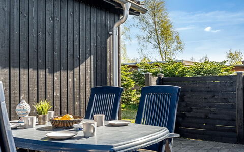 Yaris - from the Sea: Huis, Dak, Huis, Verblijf, Schuur, Garden Gebouwen, Siding, Werf, Blokhut, Hut