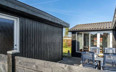 Yaris - from the Sea: Huis, Dak, Huis, Verblijf, Schuur, Garden Gebouwen, Siding, Werf, Blokhut, Hut